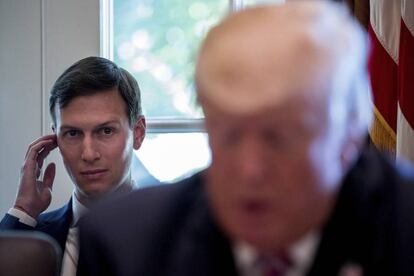 Jared Kushner observa a Donald Trump en la Casa Banca, este lunes.