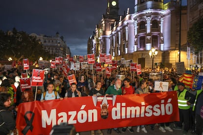 Cabecera de la marcha bajo el lema "Mazón dimisión", este sábado en Valencia.