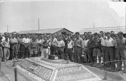 Los refugiados republicanos del campo de Barcarès celebran el 14 de julio de 1939 con un 'monumento' hecho con arena y piedras. 