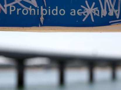 Cartel de prohibido bañarse en el embalse de Valmayor.