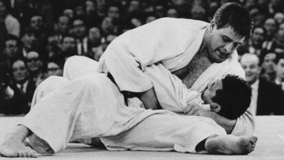 Geesink inmoviliza a Kaminaga en los Juegos de Tokio de 1964.  / AFP