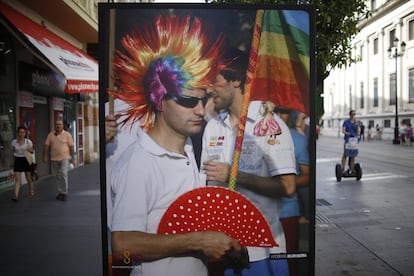 "La muestra supone una absoluta falta de respeto al propio colectivo. Una cosa es la defensa de los derechos de los homosexuales y otra muy diferente es el mal gusto. Los primeros ofendidos son muchísimos homosexuales que así nos lo están transmitiendo", ha defendido el concejal popular Gregorio Serrano. "No solamente respetamos, sino que defendemos y apoyamos la diversidad de género y los derechos de estas personas, pero creemos que se les hace un flaco favor con exposiciones como esta", insiste. En la imagen, una fotografía de Julián Guerra.