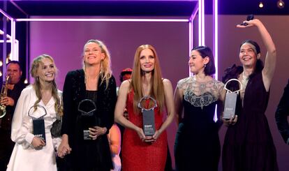 La actriz Flora Ofelia, la realizadora danesa Tea Linderburg, la actriz estadounidense Jessica Chastain y las realizadoras rumanas Adrian Paduretu y Alina Grigore (de izquierda a derecha) posan con los premios recibidos durante la gala de clausura de San Sebastián.