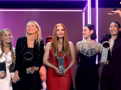 La actriz Flora Ofelia, la realizadora danesa Tea Linderburg, la actriz estadounidense Jessica Chastain y las realizadoras rumanas Adrian Paduretu y Alina Grigore (de izquierda a derecha) posan con los premios recibidos durante la gala de clausura de San Sebastián.