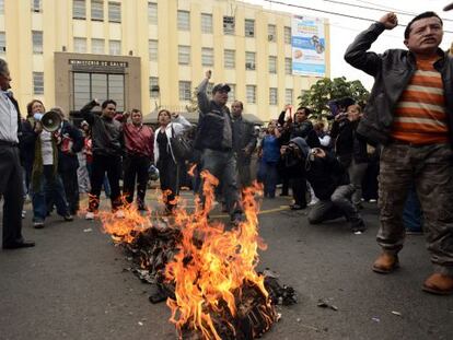 Médicos y trabajadores de la salud protestan frente a la sede del Ministerio de Salud en Lima este jueves, 8 de agosto.