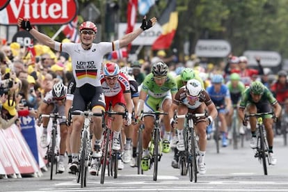 El ciclista alem&aacute;n Andr&eacute; Greipel celebra su victoria al cruzar la meta.