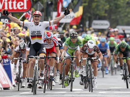 El ciclista alem&aacute;n Andr&eacute; Greipel celebra su victoria al cruzar la meta.