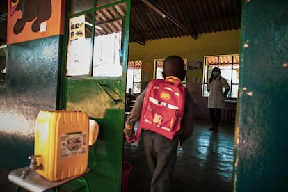 Un alumno rezagado entra en su clase, en la escuela comunitaria Padre José María. Los niños cuyos padres no pueden pagar la matrícula escolar reciben becas. La Fundación Encontro tiene ahora 130 becados.