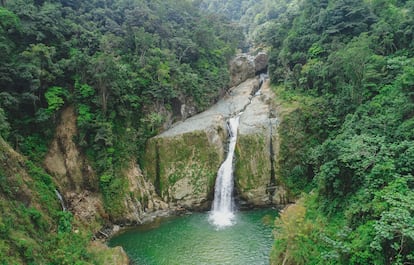 Numerosos espacios naturales invitan en Jarabacoa a practicar deportes acuáticos y de aventura. El Salto de Jimenoa, en la imagen, es ideal para la escalada. 