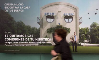 Un cartel plublicitario de Bankia ofrece hipotecas sin comisiones para comprar una vivienda, en una calle de Madrid.