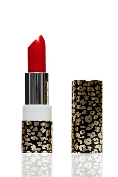 Barra de labios en color rojo de Blanco. Atención al packaging súper glam, con estampado animal en dorado y negro. Su precio es de 4,99 euros.