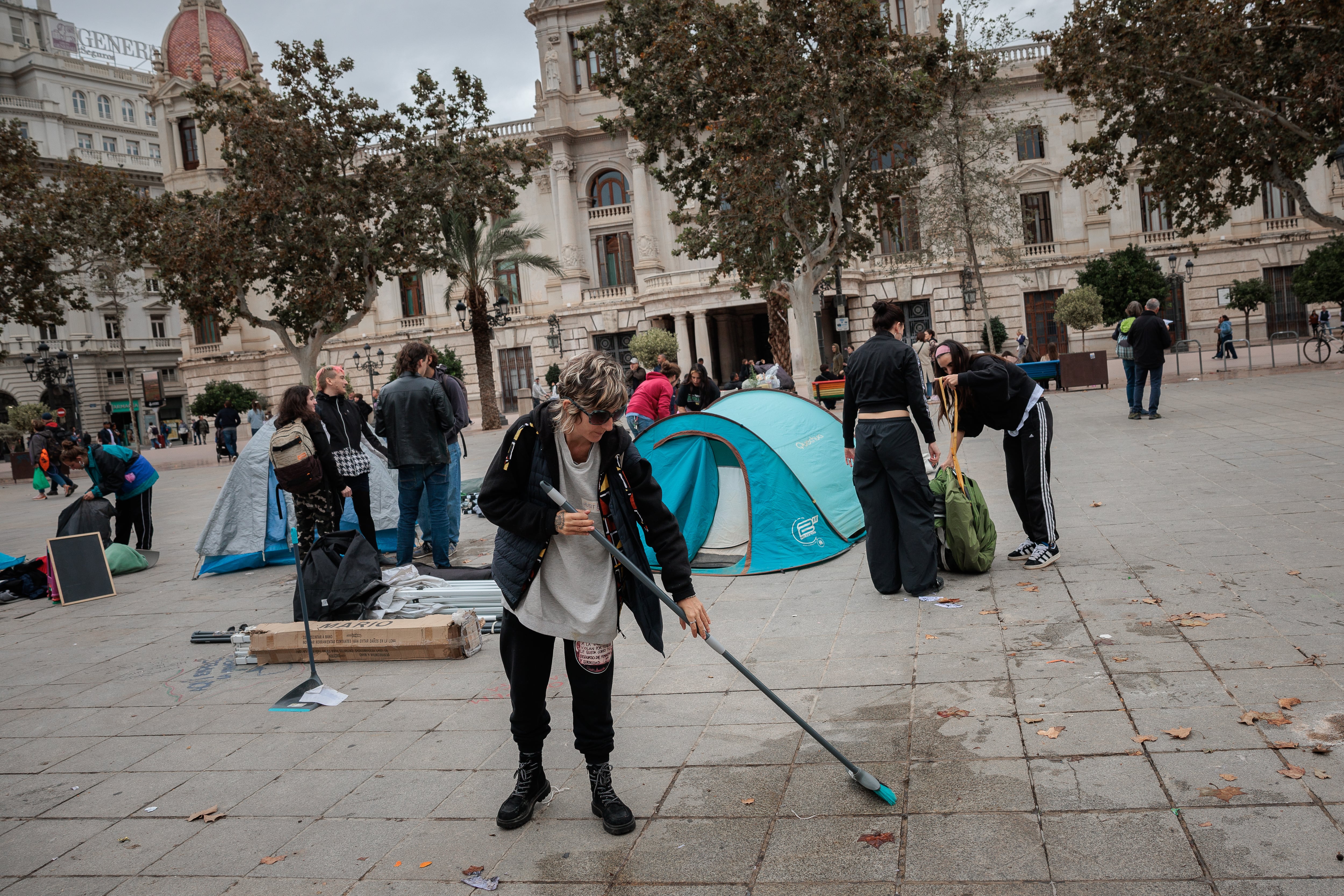 Desconvocada la acampada por la vivienda de Valencia para “continuar la actividad en los barrios”