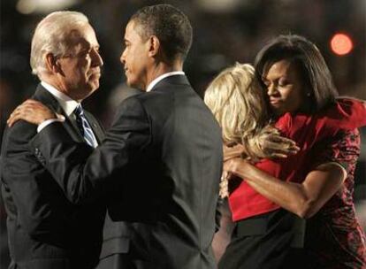Obama saluda a Joe Biden, su vicepresidente, mientras sus esposas se abrazan.