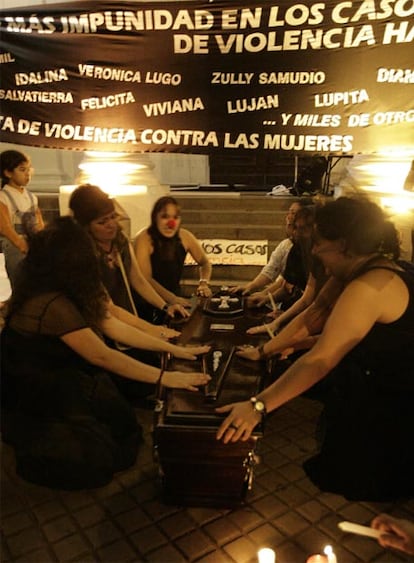 Un grupo de mujeres de Paraguay se ha manifestado frente al Panteón Nacional de los Héroes de Asunción para reclamar mayor atención sobre la violencia machista.