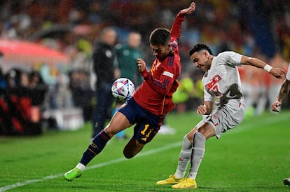 Ferran Torres intenta controlar un balón ante Vargas.