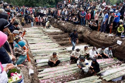 Funeral de varias víctimas de la erupción del volcán Merapi, en la población de Umbulharjo, en la isla de Java.