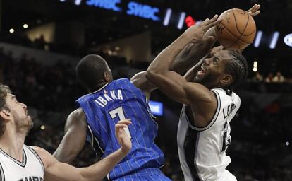 Ibaka pone un tap&oacute;n a Leonard, ante Pau Gasol.