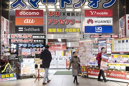 Varios clientes en una tienda de electrónica de Tokio.