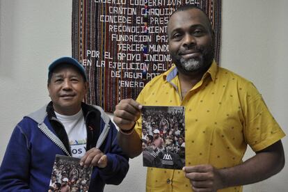 Carlos Páez (derecha), líder de Tierra y Paz, reclama el derecho del campesinado a retomar el cultivo de sus tierras en Colombia. Una pelea en la que ya han caído una veintena de sus compañeros