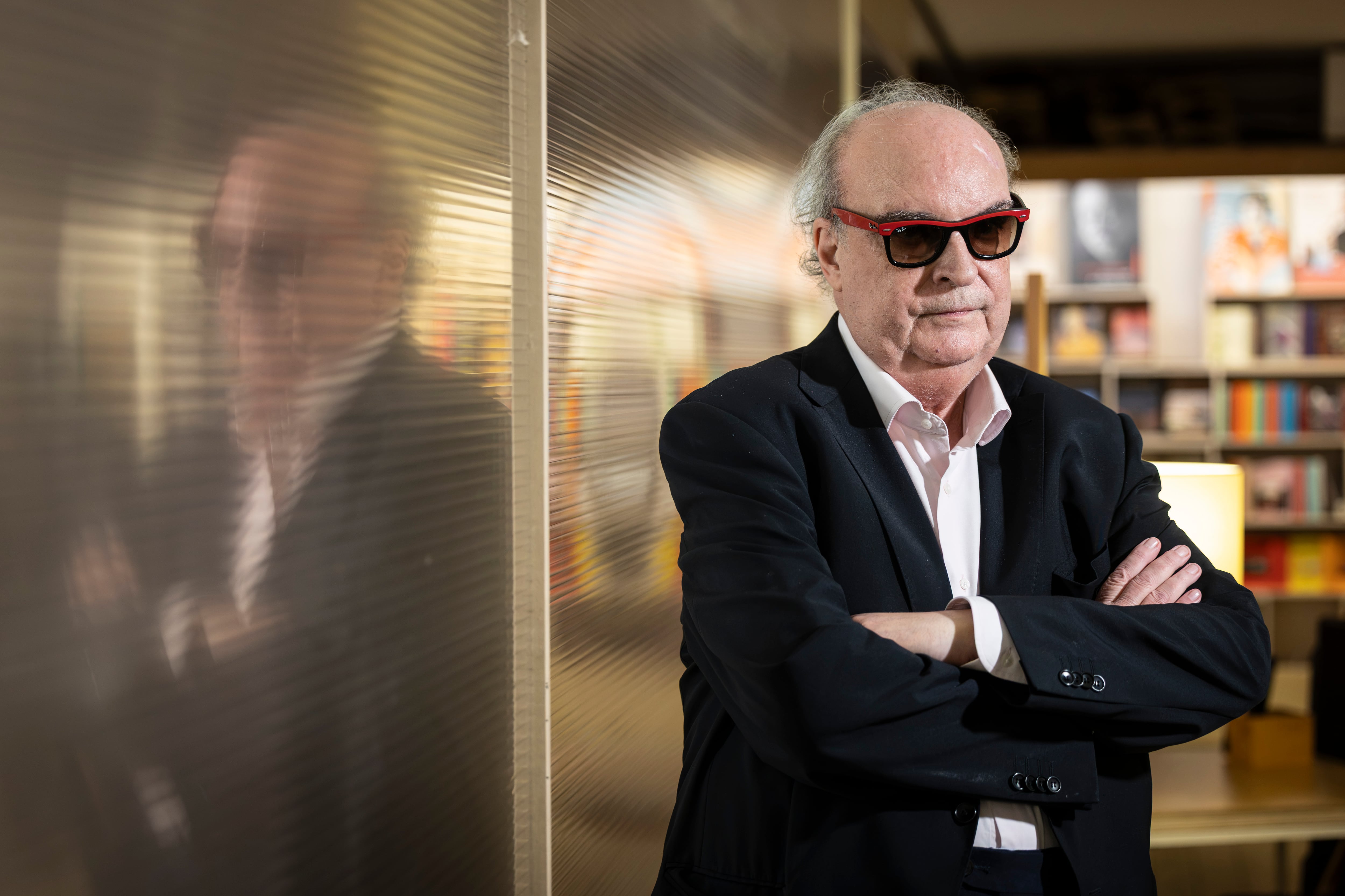 Enrique Vila-Matas ha recibido la llamada con el anuncio del premio en la librería +Bernat, de Barcelona