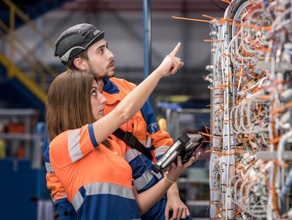 Dos trabajadores de la planta de Airbus en Getafe (Madrid). La compañía utiliza en sus talleres de formación las técnicas de la comunicación no violenta.