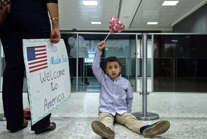 Un niño espera la llegada de su tío Hussamedin Agabani que llega desde el Sudán, en el Aeropuerto Internacional Washington (EE UU).