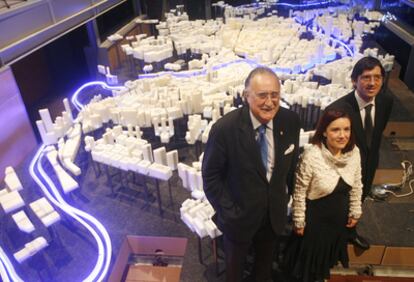 Iñaki Azkuna, Esther Pizarro e Ignacio Alcalde, de izquierda a derecha, delante de la escultura dedicada a Bilbao.