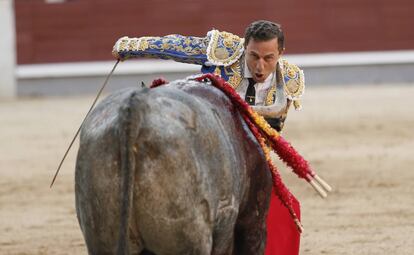 Rafaelillo, con la espada en su segundo toro de la tarde.