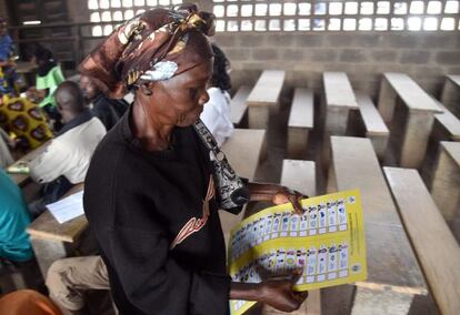 Una mujer vota en un distrito musulmán de Bangui.