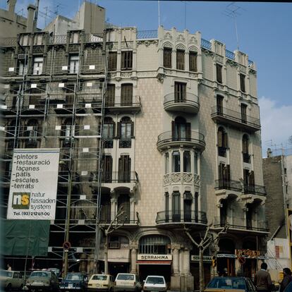 Façana d'edifici d'habitatges de l'Eixample a l'any 1993.