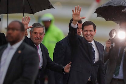 Juan Ramón de la Fuente y Marco Rubio, en el AIFA este martes.