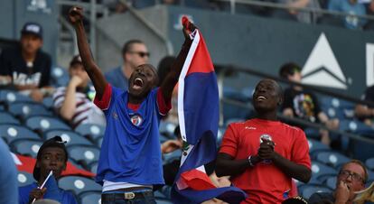 Aficionados de Hait&iacute; apoyan a su selecci&oacute;n durante el partido contra Per&uacute;.