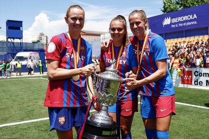 Un partido en el que faltó la Reina Letizia Ortiz (solo ha acudido a la final de 2019) y el presidente de la RFEF, Luis Rubiales. Las jugadoras del FC Barcelona, desde la izquierda, Caroline Graham Hansen, Lieke Martens y Ana-Maria Crnogorcevic posan con el trofeo.