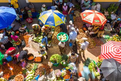 Típico mercado africano de verduras, en Assomada, Isla de Santiago, Cabo Verde.