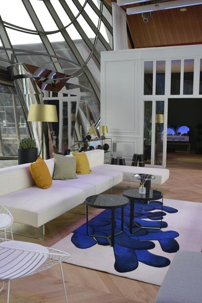 El apartamento, diseñado por Benoit Leleu, ocupa una sala de conferencias vacía.