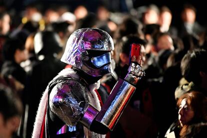 Un seguidor disfrazado del Capitán Phasma toma una fotografía con su móvil durante el evento.