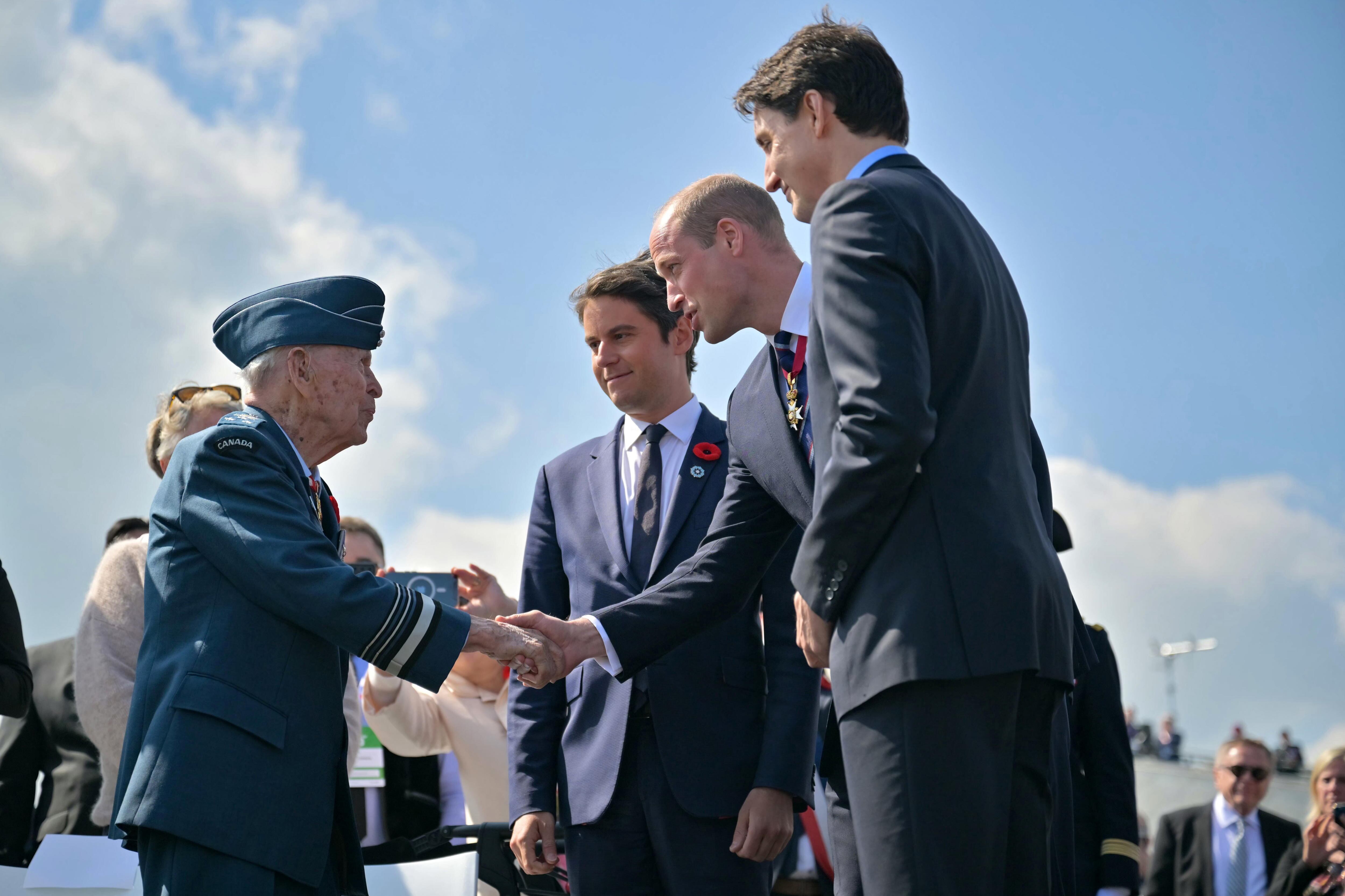 El príncipe Guillermo de Gales (segundo por la derecha) saluda a un veterano canadiense (a la izquierda), junto al primer ministro francés, Gabriel Attal (segundo por la izquierda), y el canadiense, Justin Trudeau (a la derecha), mientras asisten a la ceremonia conmemorativa canadiense, en el Juno Beach Centre, cerca de la localidad de Courseulles-sur-Mer, al noroeste de Francia.