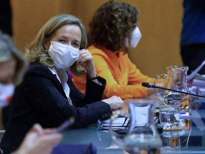 La vicepresidenta segunda y ministra de Trabajo y Economía Social, Yolanda Díaz (izquierda); la vicepresidenta primera y ministra de Asuntos Económicos y Transformación Digital, Nadia Calviño (centro), y la ministra de Hacienda y Función Pública, María Jesús Montero, durante una reunión de la Mesa de Diálogo Social para diseñar el plan de respuesta a la guerra en Ucrania.