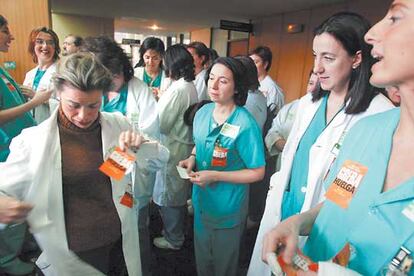 Protesta del personal sanitario del hospital de Galdakao (Vizcaya) por sus condiciones laborales.