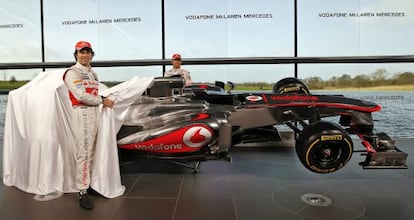 Sergio Pérez y Jenson Button muestran el MP4-28