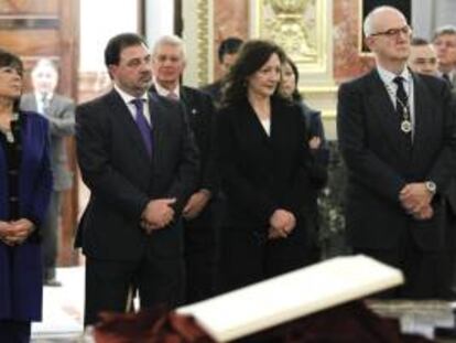 Momento de la toma de posesión de sus cargos del presidente del CSN, Fernando Marti Scharfhausen (d), y los consejeros Rosario Velasco García (2d), Fernando Castelló Boronat y Cristina Narbona Ruiz, ayer en el Congreso de los Diputados.