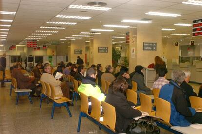 Varias personas esperan su turno durante la Campaña de la Renta. 