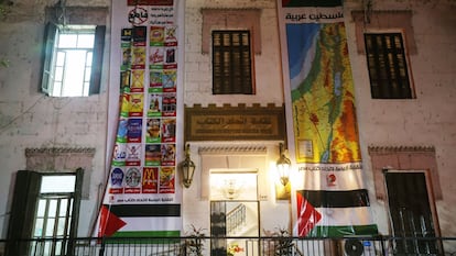 Carteles de la campaña de boicot contra marcas occidentales en el edificio del Sindicato de Escritores Egipcios en El Cairo (Egipto), el mes pasado.