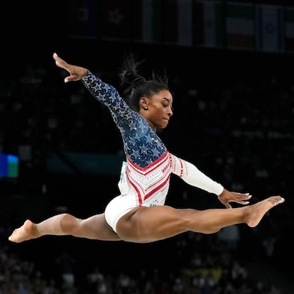 Simone Biles, of the United States, performs on the balance beam during the women's artistic gymnastics team finals round at Bercy Arena at the 2024 Summer Olympics, Tuesday, July 30, 2024, in Paris, France. (AP Photo/Francisco Seco)