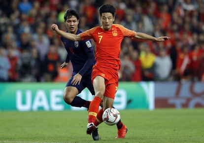 Wu Lei se lleva la pelota ante el tailandés Chalermpong Kerdka, en la Copa Asia.