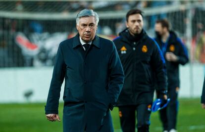 Carlo Ancelotti, seguido de su hijo, Davide, el sábado pasado al final del partido contra el Rayo en Vallecas.