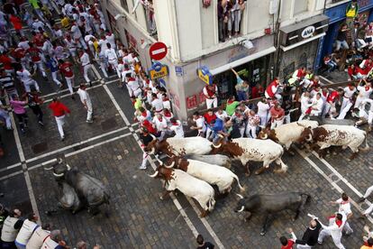 Toros de la ganadería de José Escolar Gil durante el tercer encierro de San Fermín 2016.