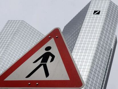 Una se&ntilde;al de tr&aacute;fico frente a la sede de Deutsche Bank en Fr&aacute;ncfort.