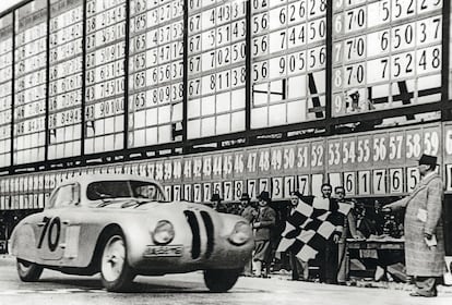 El trazado de la carrera era un ocho que recorría gran parte de Italia. El punto de partida y meta era la ciudad de Brescia. En la imagen, el BMW 328 de Huschke von Hanstein y Walter Bäumer, ganadores en 1940.
