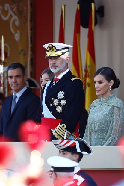 El rey Felipe VI preside el desfile del Día de la Fiesta Nacional, este miércoles, en Madrid, acompañado por la reina Letizia, la infanta Sofía, y el presidente del Gobierno, Pedro Sánchez.
